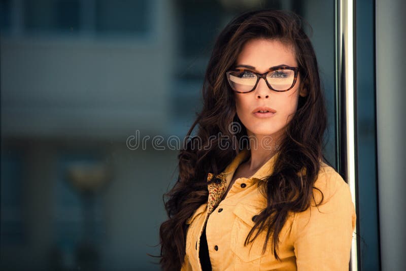 Femme de lunettes image stock Femme de lunettes image stock