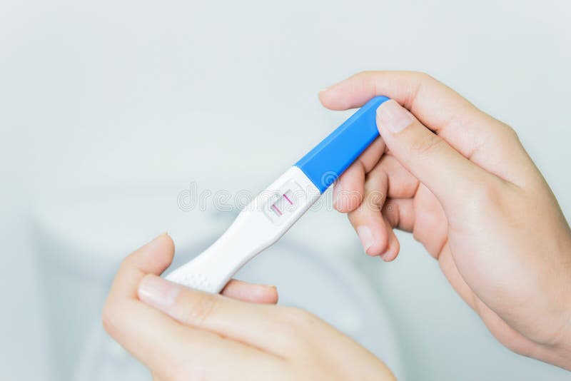 Femme de main vérifiant l'essai de grossesse photographie stock libre de droits