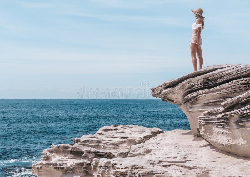 Femme de mode appréciant le soleil d'été par la côte photographie stock Femme de mode appréciant le soleil d'été par la côte photographie stock