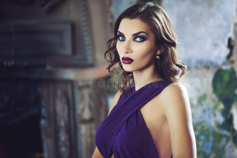 Femme de modèle de brune de beauté en égalisant la robe pourpre Maquillage de luxe et coiffure de belle mode photos libres de droits Femme de modèle de brune de beauté en égalisant la robe pourpre Maquillage de luxe et coiffure de belle mode photos libres de droits
