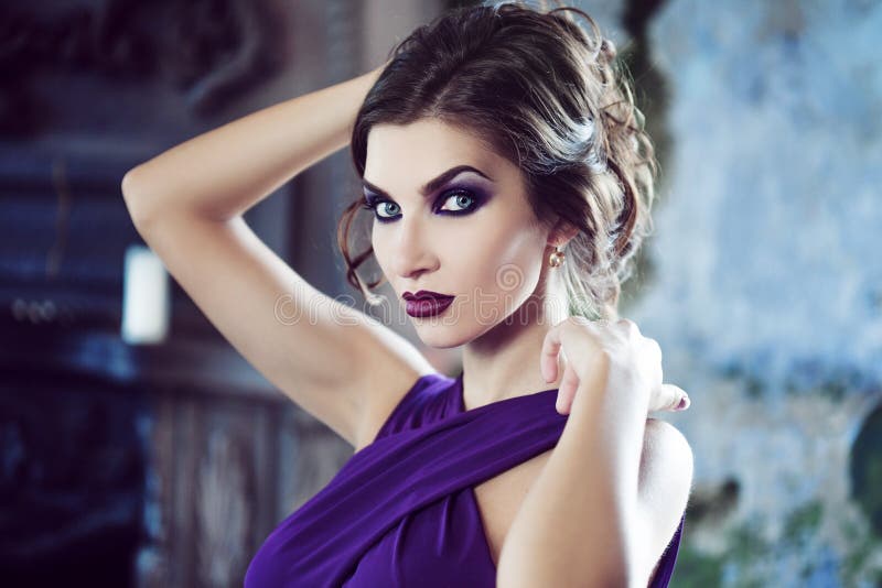 Femme de modèle de brune de beauté en égalisant la robe pourpre Maquillage de luxe et coiffure de belle mode images libres de droits Femme de modèle de brune de beauté en égalisant la robe pourpre Maquillage de luxe et coiffure de belle mode images libres de droits