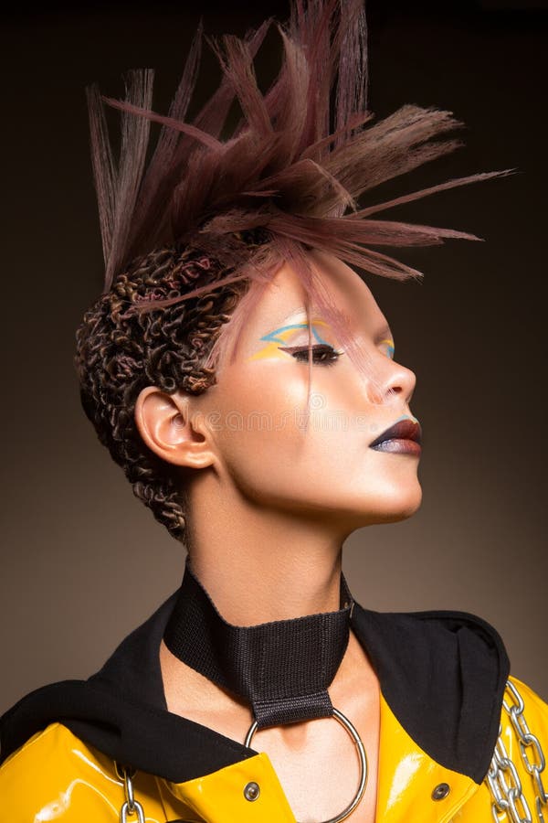 Femme de modèle de mode Portrait de belle fille de partie avec le maquillage à la mode, coupe de cheveux photo stock Femme de modèle de mode Portrait de belle fille de partie avec le maquillage à la mode, coupe de cheveux photo stock