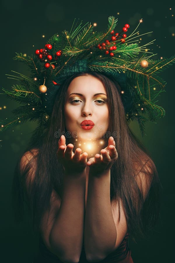 Femme de Noël soufflant la poussière magique images libres de droits Femme de Noël soufflant la poussière magique images libres de droits