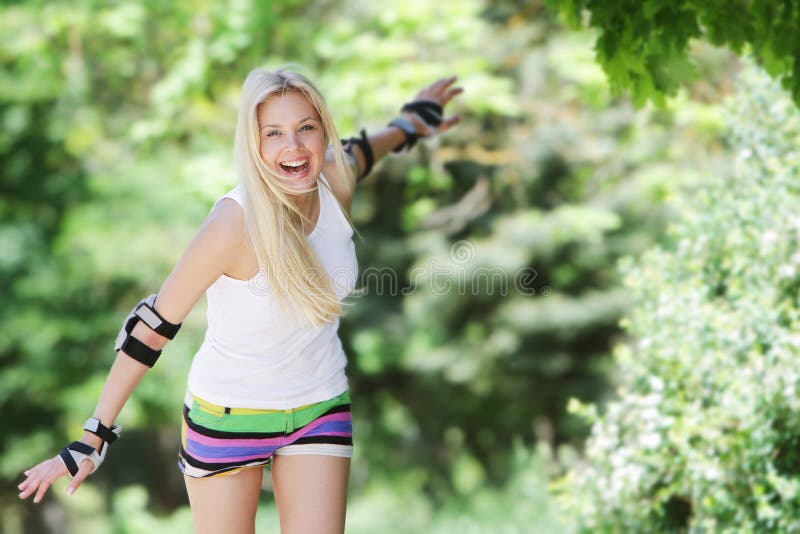 Femme de patinage de Rollerblade/rouleau images stock Femme de patinage de Rollerblade/rouleau images stock