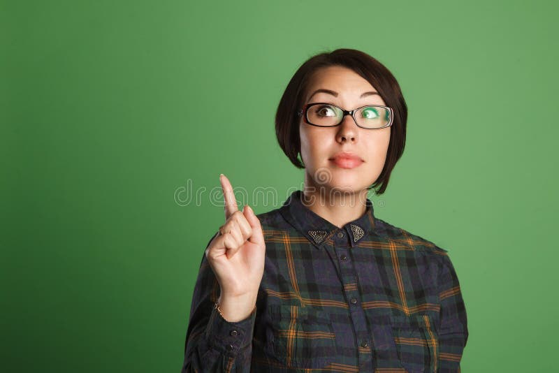 Femme de pensée d'affaires avec l'idée sur le fond vert image libre de droits Femme de pensée d'affaires avec l'idée sur le fond vert image libre de droits