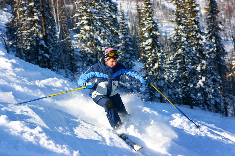 Femme de pente de skieur