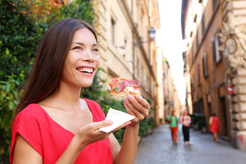 Femme de pizza mangeant la tranche de pizza à Rome, Italie