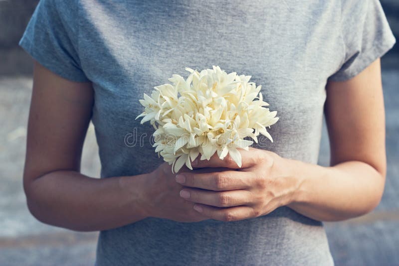 Femme de prière avec le bouquet blanc dans des mains pour montrer le respect photos libres de droits Femme de prière avec le bouquet blanc dans des mains pour montrer le respect photos libres de droits