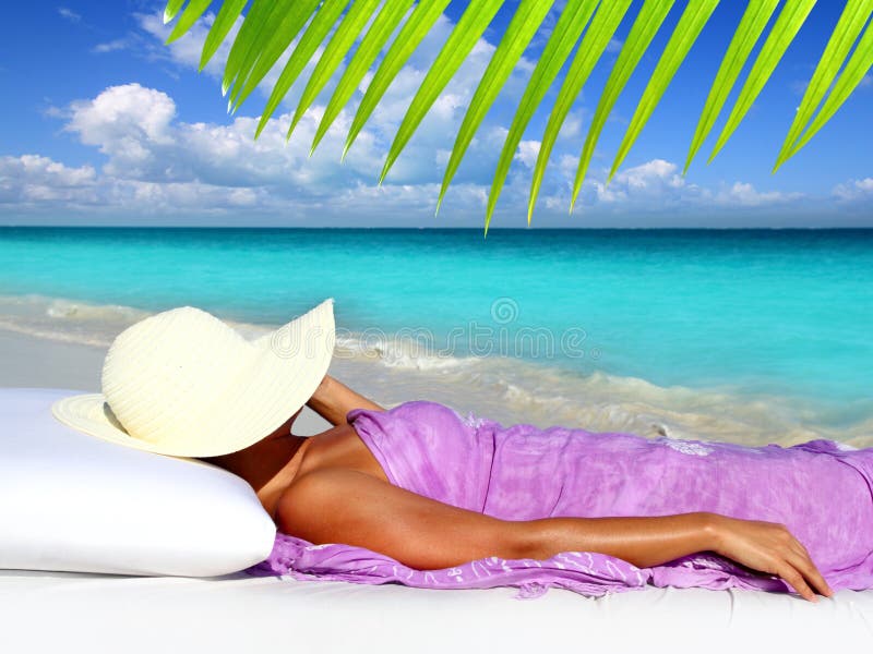 Femme de repos de touristes des Caraïbes de chapeau de plage photos libres de droits Femme de repos de touristes des Caraïbes de chapeau de plage photos libres de droits