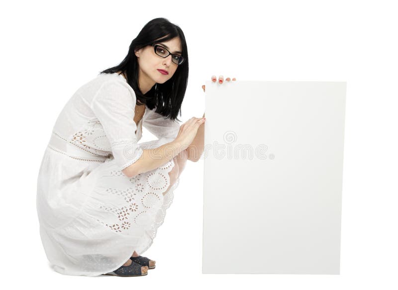 Femme de robe d'été se tapissant à côté du signe image stock Femme de robe d'été se tapissant à côté du signe image stock