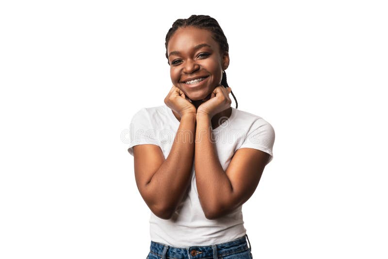 Femme de sourire afro-américaine avec des parenthèses posant au-dessus du fond blanc