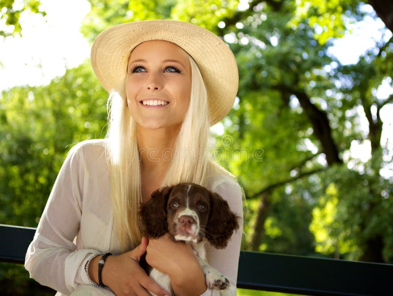 Femme de sourire avec un épagneul de sauteur anglais image stock Femme de sourire avec un épagneul de sauteur anglais image stock