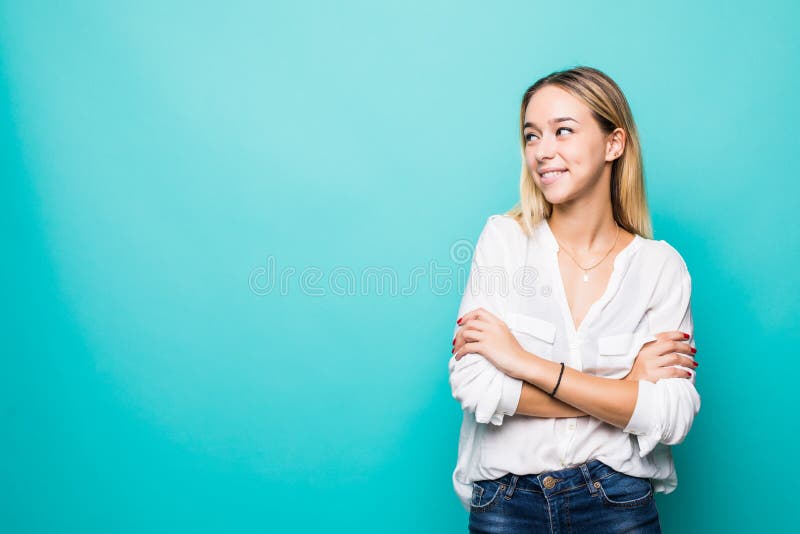 Femme de sourire d'affaires avec le portrait croisé de bras sur le fond bleu photographie stock libre de droits Femme de sourire d'affaires avec le portrait croisé de bras sur le fond bleu photographie stock libre de droits