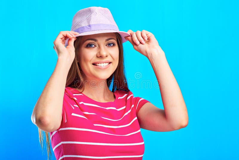 Femme de sourire d'og de portrait se tenant contre le touc bleu de fond image libre de droits Femme de sourire d'og de portrait se tenant contre le touc bleu de fond image libre de droits