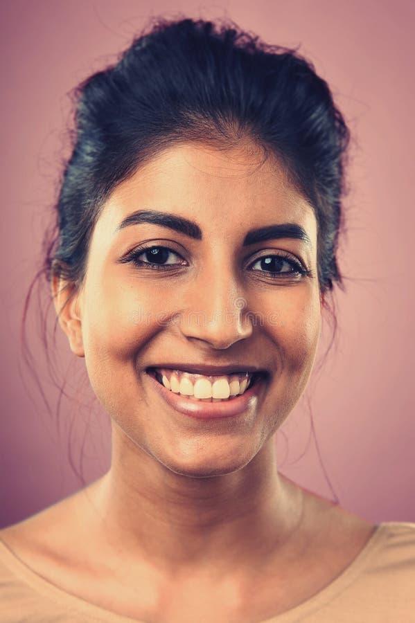 Femme de sourire de portrait image libre de droits Femme de sourire de portrait image libre de droits