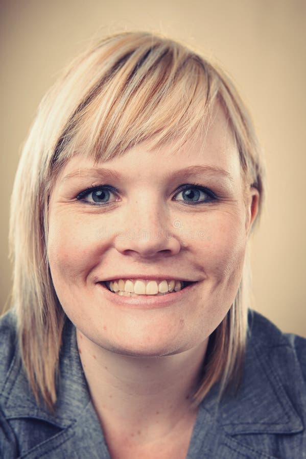 Femme de sourire de portrait photo libre de droits Femme de sourire de portrait photo libre de droits