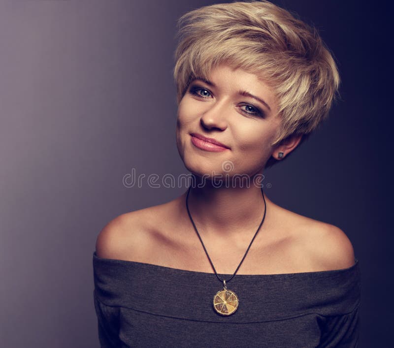 Femme de sourire heureuse avec la coiffure blonde courte de plomb dans blous gris photos libres de droits Femme de sourire heureuse avec la coiffure blonde courte de plomb dans blous gris photos libres de droits