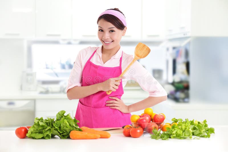 Un Couple Asiatique En Tablier Debout Dans La Cuisine Photo stock - Image  du cuisine, tablier: 164806020