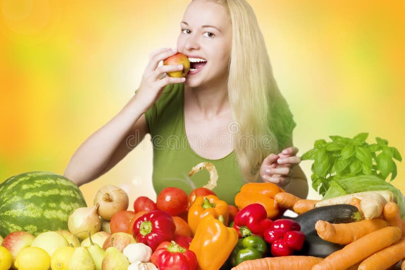 Femme de sourire mangeant du fruit photo stock Femme de sourire mangeant du fruit photo stock