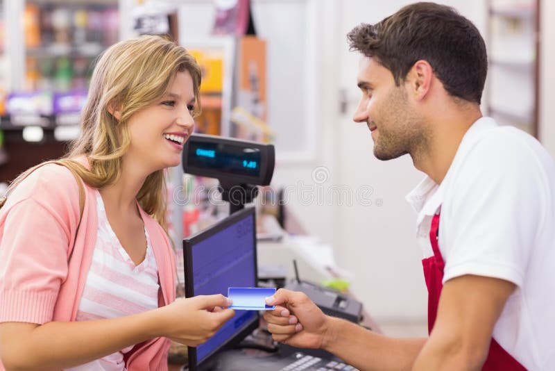 Download Femme De Sourire à La Caisse Enregistreuse Payant Avec La Carte De Crédit Image stock - Image du cash, vêtement: 56487925