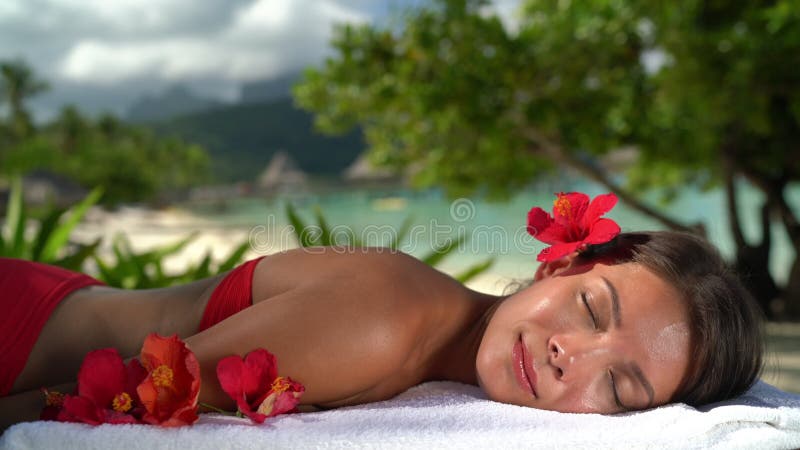 Femme de spa relaxant en ayant un massage après la fille de beauté de l'hôtel