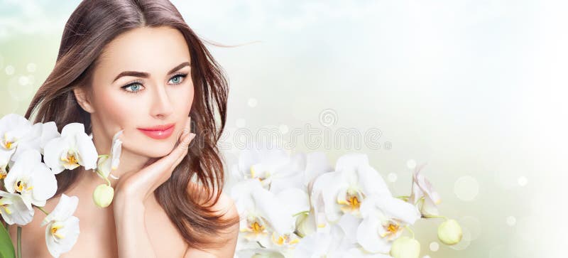 Femme de station thermale de beauté avec des fleurs d'orchidée image stock