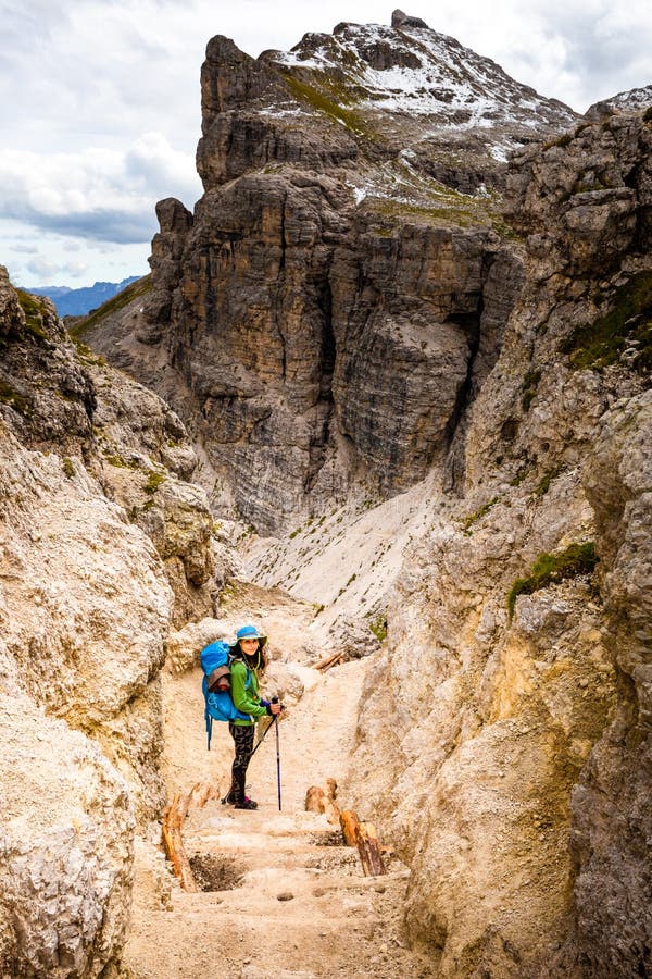 Femme de touristes augmentant les falaises alpines Tyrol du sud Italie canyon trail de montagne