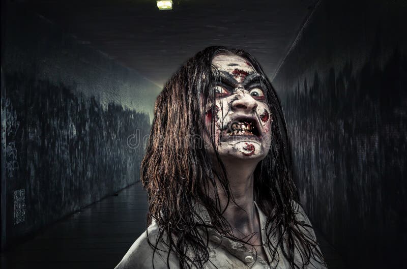 Femme de zombi avec le visage ensanglanté images libres de droits Femme de zombi avec le visage ensanglanté images libres de droits