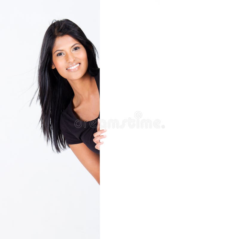 Femme derrière le panneau blanc photo stock Femme derrière le panneau blanc photo stock