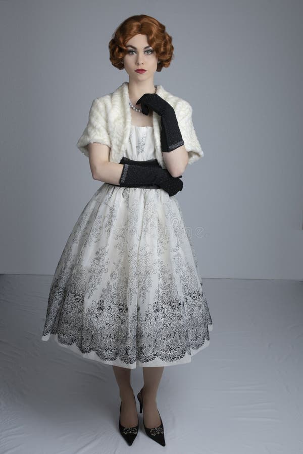 femme des années 1950 dans la robe noire et blanche utilisant une étole de fourrure image libre de droits femme des années 1950 dans la robe noire et blanche utilisant une étole de fourrure image libre de droits
