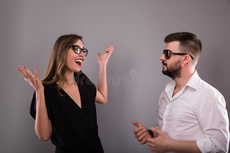Femme disant avec émotion les actualités joyeuses à un homme images libres de droits Femme disant avec émotion les actualités joyeuses à un homme images libres de droits
