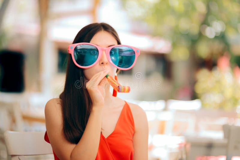 Femme Drôle Avec Le Ventilateur De Klaxon De Partie Et Les