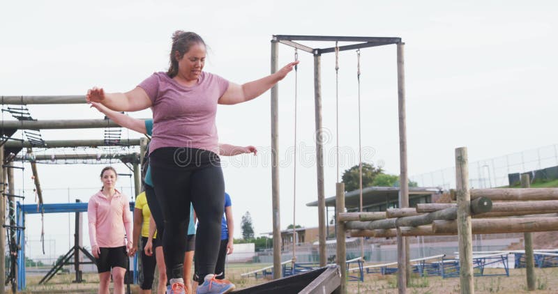 Femme du caucase de formation au bootcamp clips vidéos