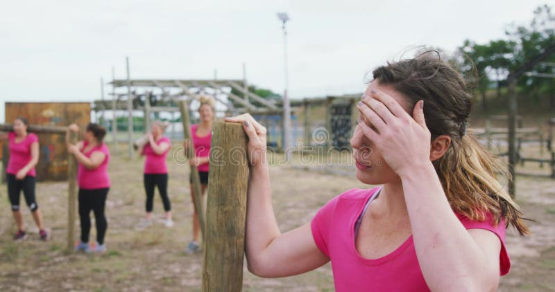 Femme du caucase fatiguée après l'exercice au bootcamp banque de vidéos