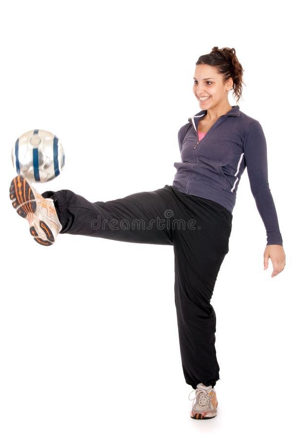 Femme du football donnant un coup de pied la bille photographie stock Femme du football donnant un coup de pied la bille photographie stock