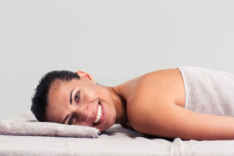 Femme décontractée se trouvant sur le canapé de massage photographie stock libre de droits Femme décontractée se trouvant sur le canapé de massage photographie stock libre de droits