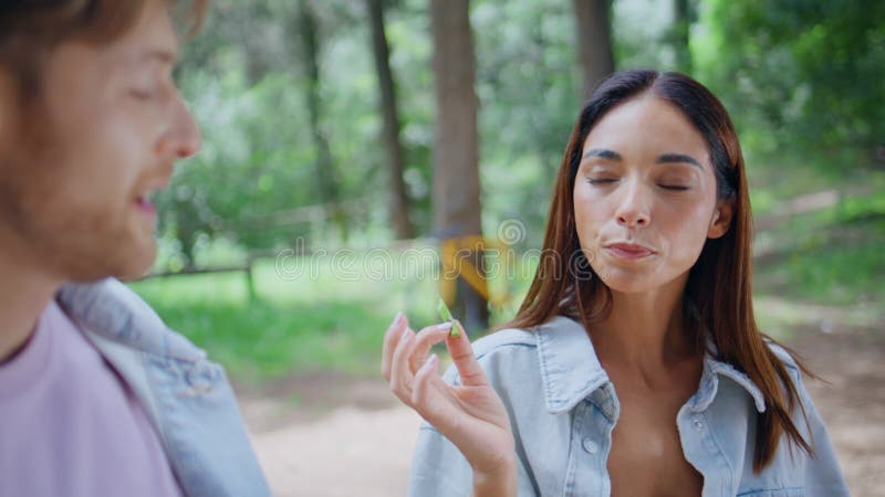 Femme dégustant un pique-nique soleil forêt closeuse. ami de brunette heureux banque de vidéos