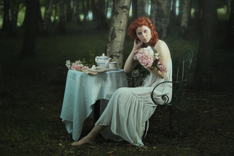 Femme démodée posant en bois rêveurs photo libre de droits Femme démodée posant en bois rêveurs photo libre de droits