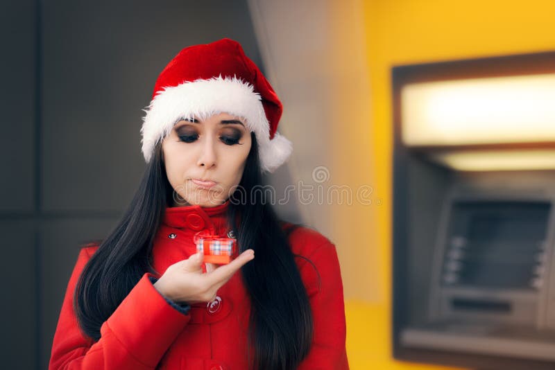 Femme déçue avec le petit boîte-cadeau devant une atmosphère image libre de droits Femme déçue avec le petit boîte-cadeau devant une atmosphère image libre de droits