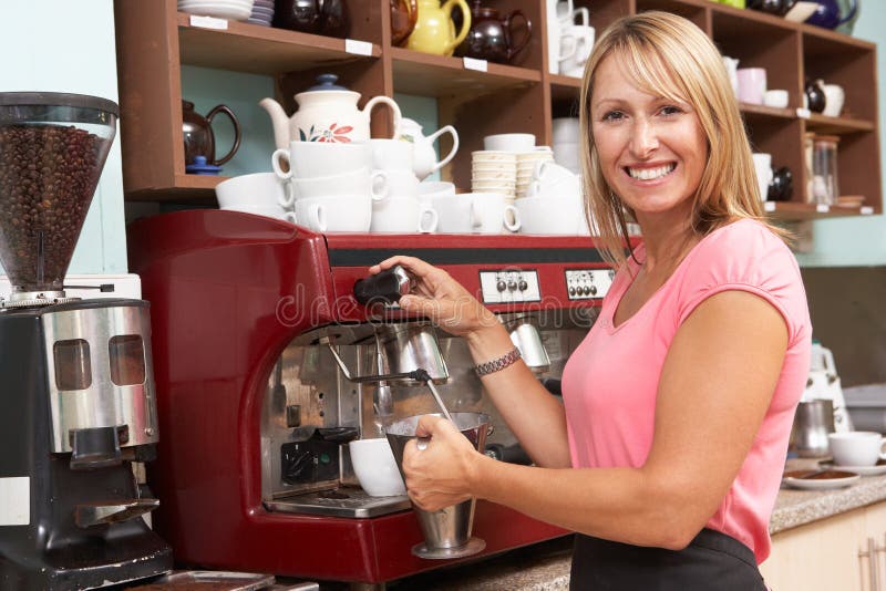 Femme effectuant le café en café photographie stock libre de droits Femme effectuant le café en café photographie stock libre de droits