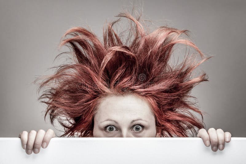 Femme effrayée avec les cheveux malpropres image libre de droits Femme effrayée avec les cheveux malpropres image libre de droits