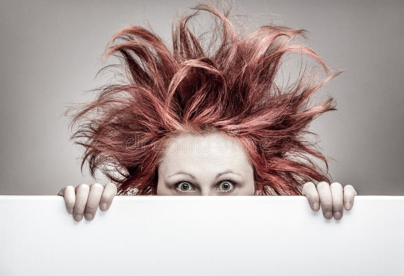 Femme effrayée avec les cheveux malpropres image libre de droits Femme effrayée avec les cheveux malpropres image libre de droits