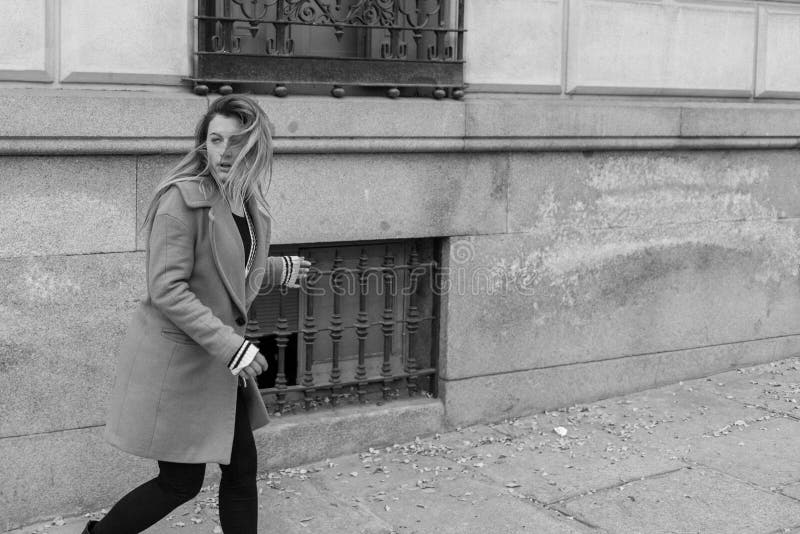 Femme effrayée courant loin photographie stock libre de droits Femme effrayée courant loin photographie stock libre de droits