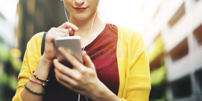 Femme employant le concept en ligne de media social de mobilité images stock Femme employant le concept en ligne de media social de mobilité images stock