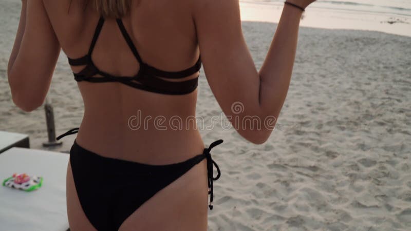 Femme en bikini marche sur le sable clips vidéos