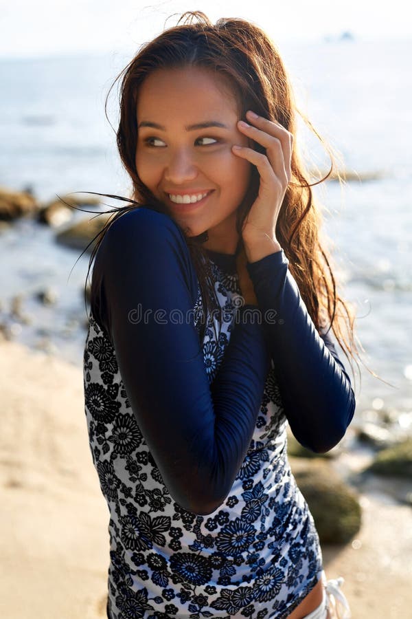Femme en bonne santé heureuse des vacances de voyage de vacances d'été photographie stock Femme en bonne santé heureuse des vacances de voyage de vacances d'été photographie stock