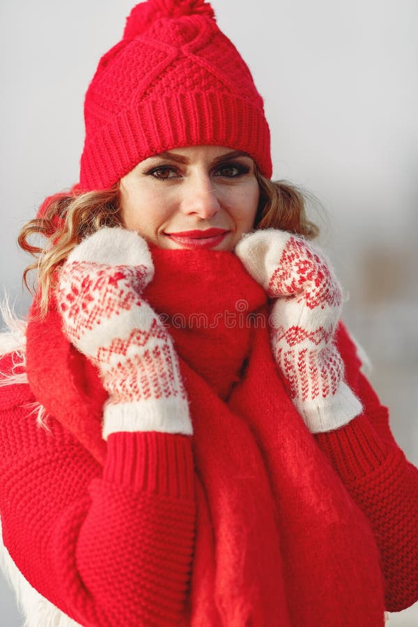 Femme En Bonnet D'hiver Tricoté Et écharpe Regardant La Caméra Avec Le  Sourire