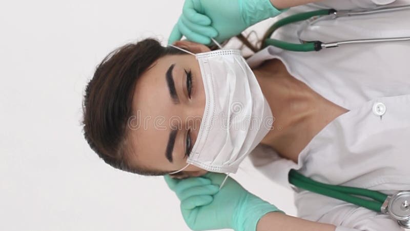 Femme en chemise blanche tenant des cheveux stéthoscope et le menton visible