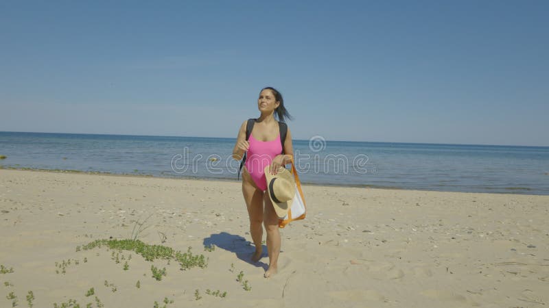 Femme en maillot de bain avec chapeau de paille