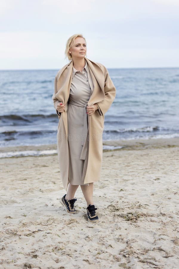 Femme En Manteau Pr s De La Mer Image stock Image du nature
